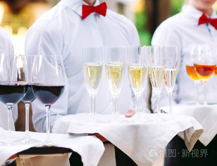 托盘上有香槟,红酒,白酒.