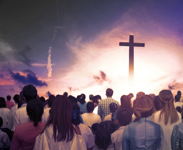 赞一个崇拜和赞美的概念:一个人举手照片