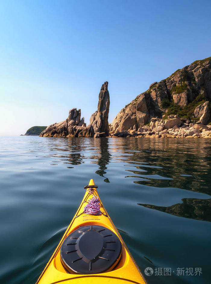 岩石海岸背景下的海艇船头.照片-正版商用图片13slo9-摄图新视界