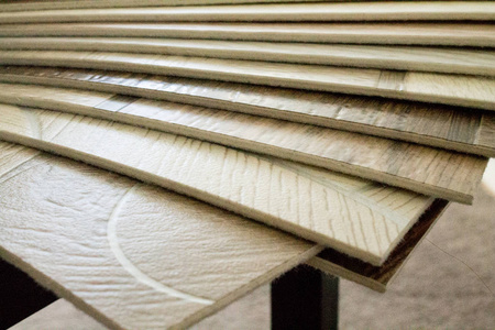 油毡. 具有木材纹理的地板样品. 切割尺寸. 新年.照片