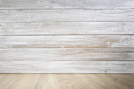 木制地板或木制桌子与木制墙壁是背景。 木制纹理显示放置产品在顶部。