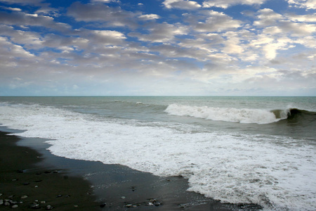 美丽的海滩和海浪在日落阳光明媚的天空中