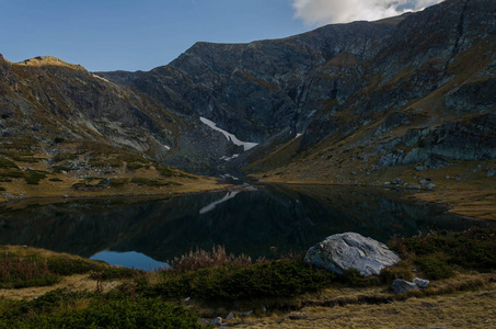 布拉兹纳卡湖双胞胎是西北部里拉山的一组冰川湖泊之一。 心灵像湖光和岩石峰一样吹着镜子。 保加利亚。 2018年秋季