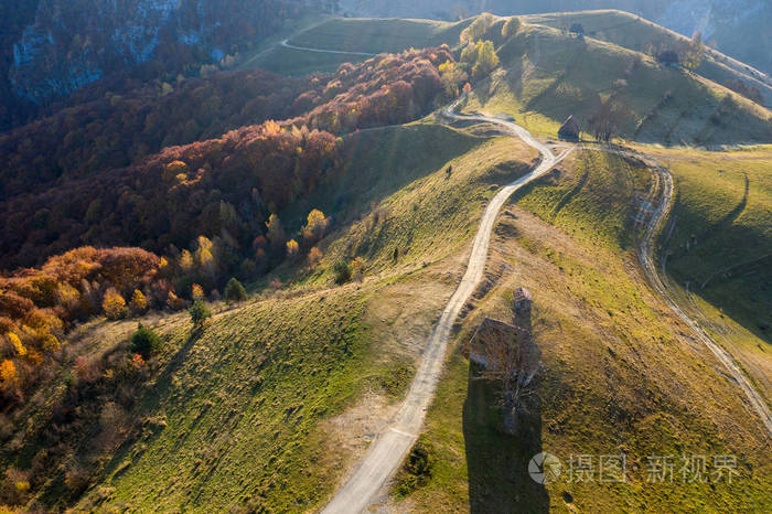 罗马尼亚特兰西瓦尼亚的空中无人机秋季乡村山景和木屋,茅草屋顶和土