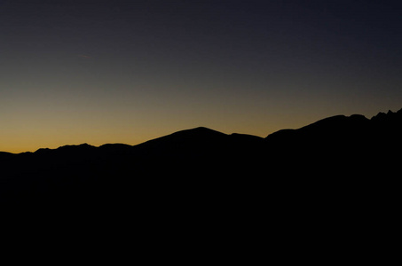 美丽的日出在里拉山的岩石峰会上。 从莱拉湖上看，莱拉山，保加利亚，2018年秋季