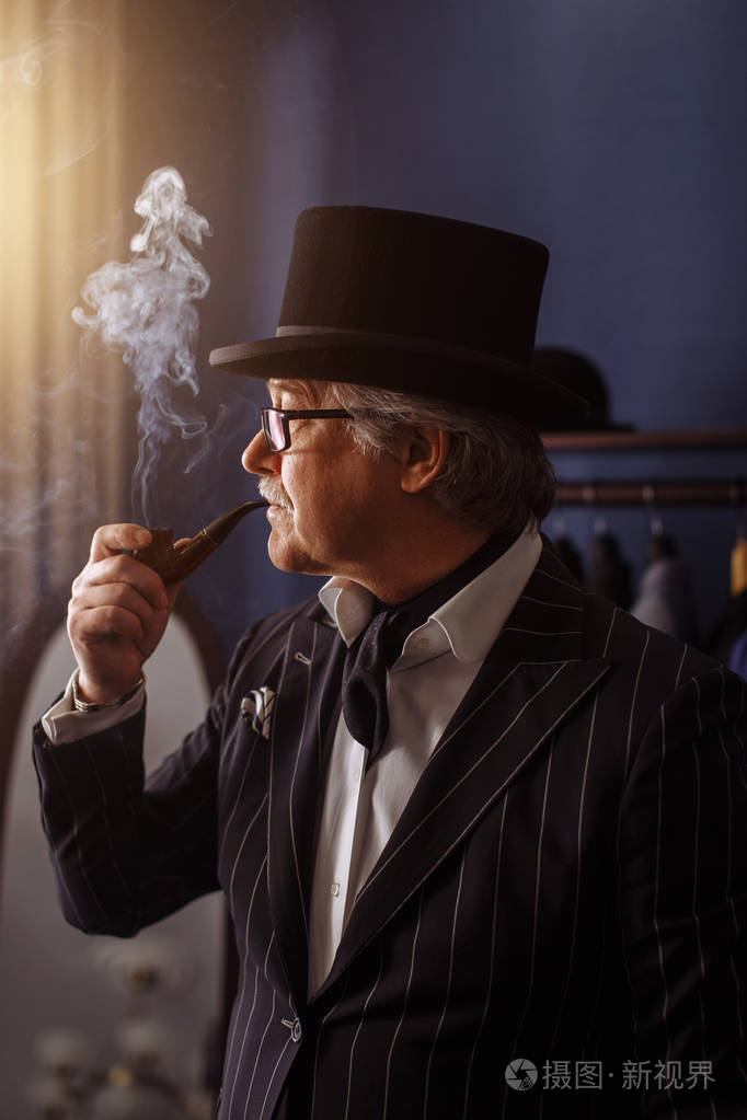 优雅成熟绅士的肖像参观裁缝店