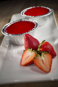 开胃的草莓果酱和浆果在盘子里