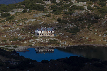 七里拉湖小屋和鱼湖，里拉山，2018年秋季