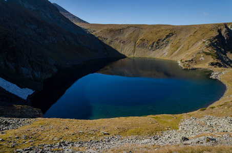 观Okoto湖眼睛，其中一组冰川湖泊在西北部的里拉山。心灵吹着镜子，就像保加利亚的湖光。2018年秋季