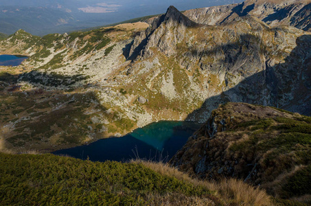 布拉兹纳卡湖双子保加利亚西北部里拉山的一组冰川湖泊之一。2018年秋季