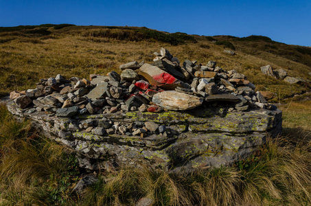 一堆有追踪标记的石头在通往七里拉湖小屋的路上，保加利亚里拉山