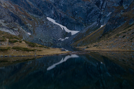 布拉兹纳卡湖双子是莱拉山西北部一组冰川湖泊之一。心灵吹着镜子，像湖光和岩石峰。保加利亚。2018年秋季