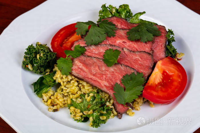 切片牛排加番茄汁