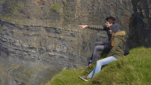 在爱尔兰的莫赫悬崖上的一对夫妇特写镜头