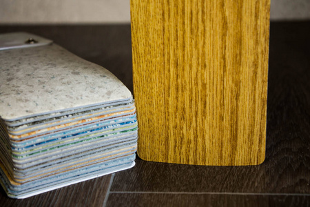 油毡.具有木材纹理的地板样品.缩小尺寸.新年.照片