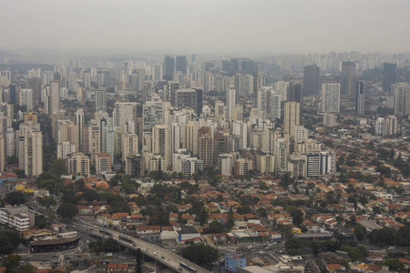 从飞机窗口俯瞰巴西圣保罗市的建筑物和房屋
