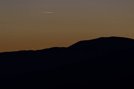 丽拉山岩石峰上美丽的日出。从瑞拉湖小屋，瑞拉山，保加利亚，2018年秋季