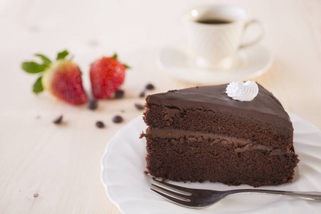 巧克力蛋糕和草莓及咖啡