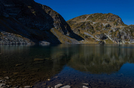 巴布雷卡湖肾脏是保加利亚西北部里拉山的一组冰川湖泊之一。2018年秋季