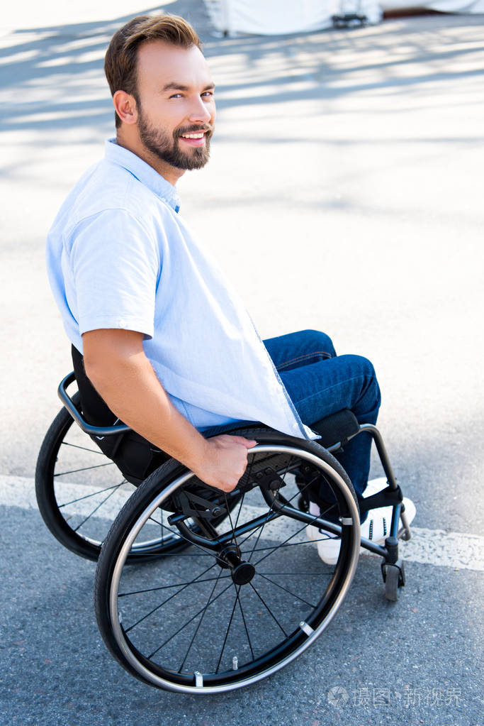 轮椅上的男子图片
