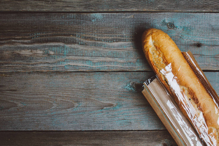 木制桌子上的新鲜面包袋。 顶部视图与您的文本空间