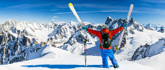 滑雪Valleeleblanche Chamonix与令人惊奇的全景格兰德斯乔纳斯和登特杜盖特从阿吉维尔，蒙布朗山，豪特萨沃法国