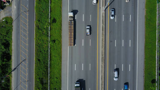 高速公路跨越乡村的鸟瞰图