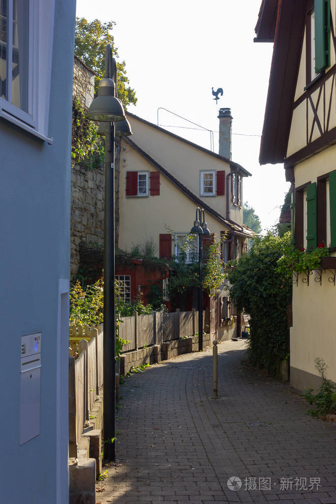 德国南部有栅栏的历史城市小巷夏季傍晚