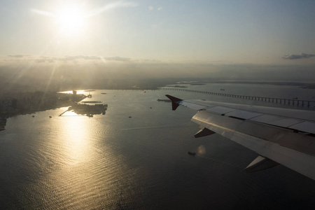 从飞机窗口到机翼的鸟瞰图和即将降落在巴西里约热内卢的海洋