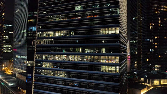 拍摄.大城市的生活理念.城市中心高层建筑办公楼夜景照片