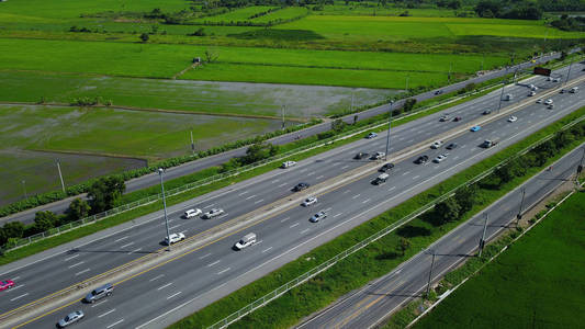 高速公路跨越乡村的鸟瞰图
