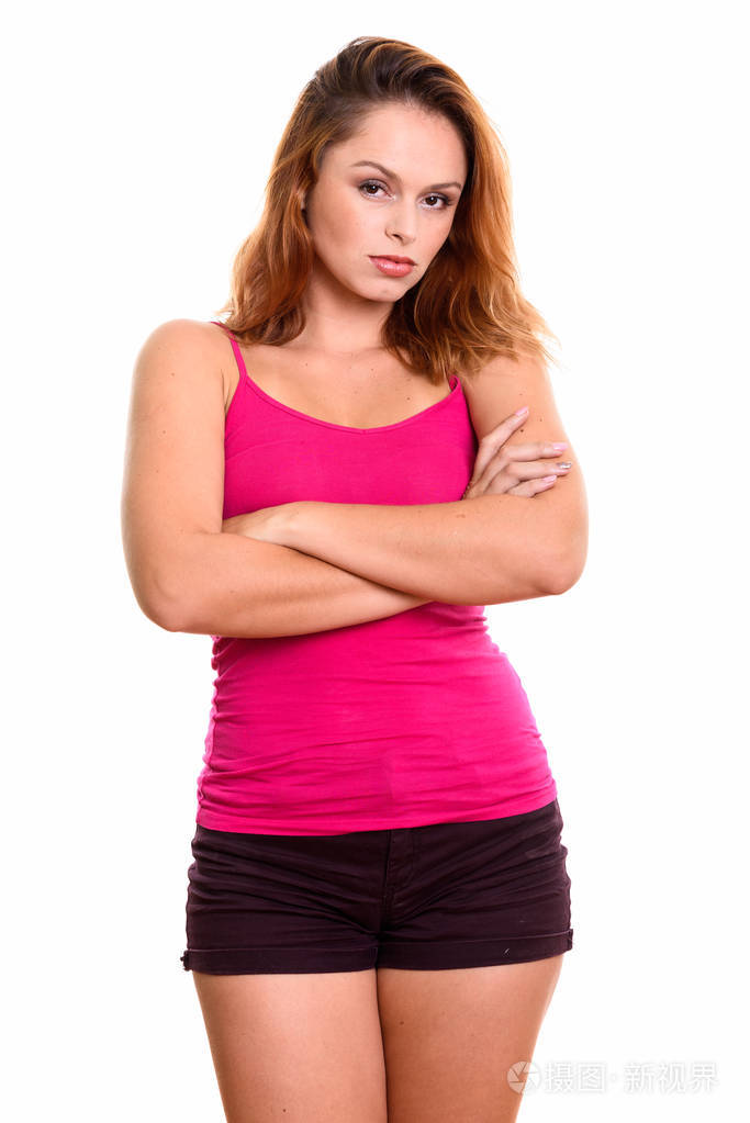 工作室拍摄的年轻美丽的巴西女人站在一起的手臂
