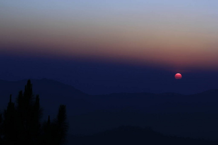 山顶上的橙色夕阳。