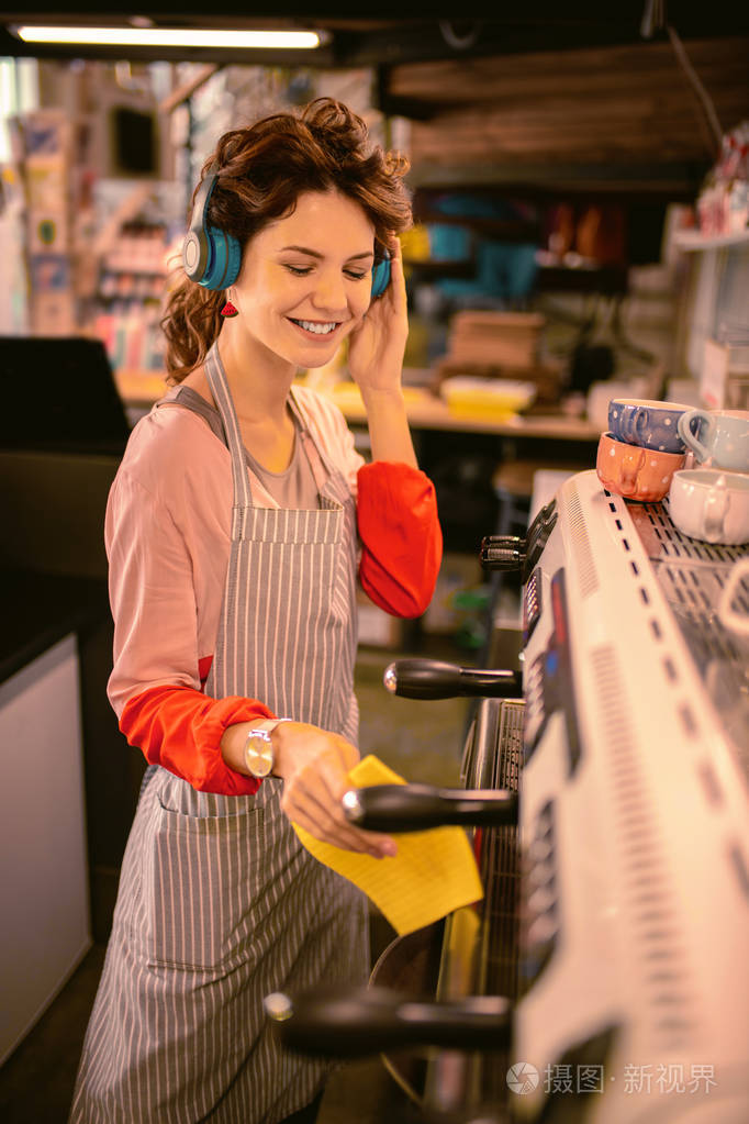 积极高兴的黑发女性工作与乐趣