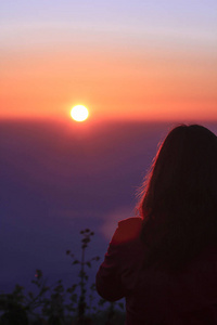 女人看着日出图片