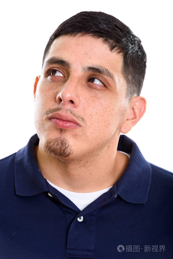 抬头的时候在想的西班牙裔年轻人的脸上