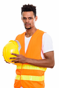 年轻的非洲男人建筑工人拿着安全头盔的