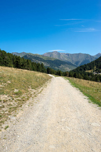 在西班牙阿伦山谷通往蒙加里的道路