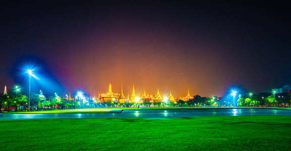 翡翠的佛寺，在黄昏时分在泰国曼谷的大皇宫 玉佛寺