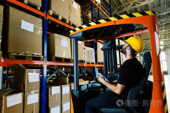 后勤人员在仓库工作