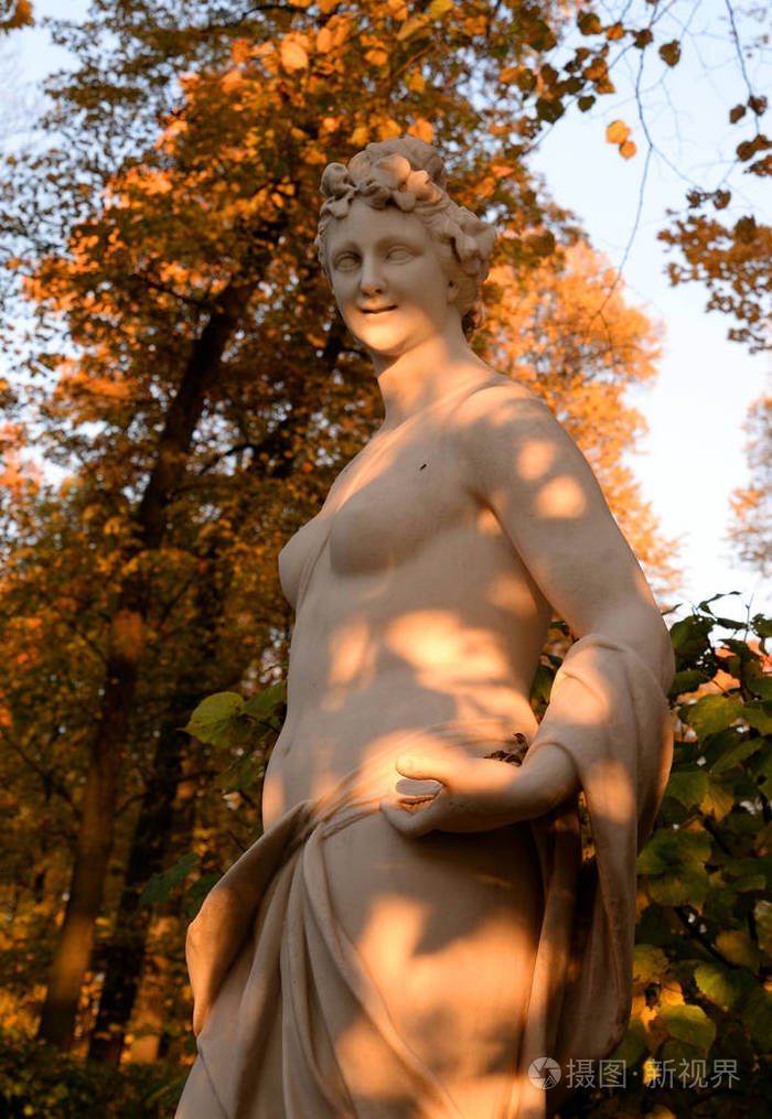 萨利亚雕像喜剧缪斯在夏季花园秋天晚上圣彼得堡俄罗斯。 希腊神话中的萨利亚喜剧和轻诗的缪斯。