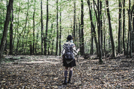 大气的变暖是温暖的,太阳在树林里. 自然背景. 女人旅行照片.照片