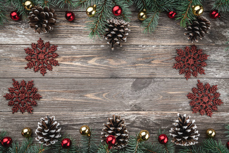 旧的木制背景与冷杉枝装饰锥。 文本空间。 圣诞卡。 上面的风景。 圣诞节假日物品。