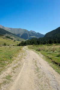 在西班牙阿伦山谷通往蒙加里的道路