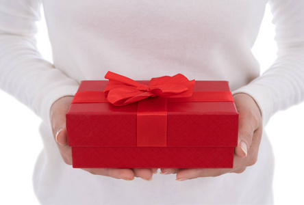 女人拿着礼品盒做手势，在白色背景下孤立地送礼物