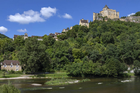 法国多尔多涅地区多尔多涅河上方的城堡。