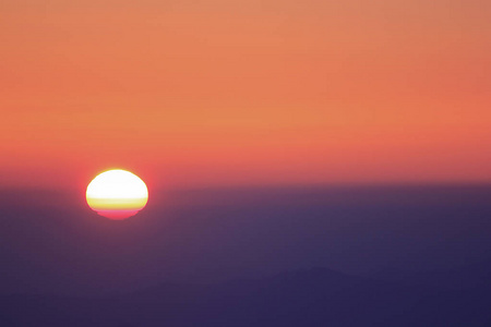 山顶上的橙色夕阳。