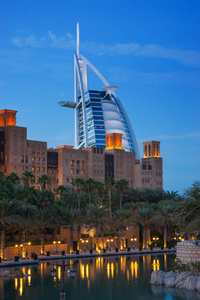 迪拜阿联酋11月15日从Souk Madinat Jumeirah酒店俯瞰阿拉伯。 2012年11月15日在迪拜。 Burja