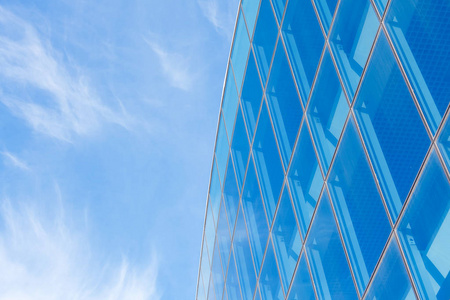 蓝天有云，现代办公楼有玻璃立面。