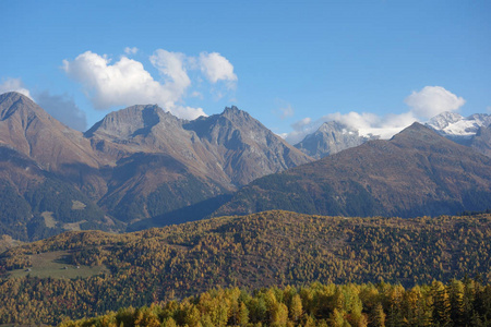 在瑞士阿尔卑斯山徒步旅行